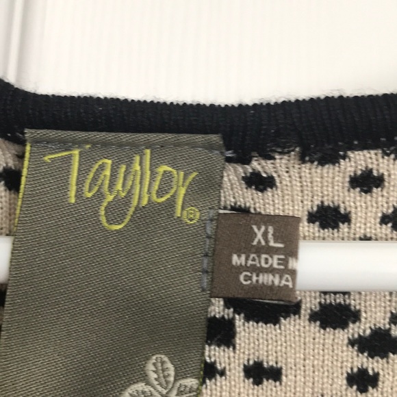 Beautiful dress with thick and warm material - Picture 3 of 3